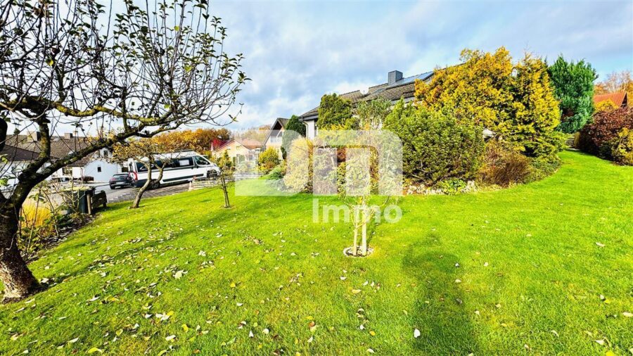 Schönes gepflegtes Einfamilienhaus mit großem Grundstück, Terrasse, Panoramablick und vielen Extras - Gartenbereich vor dem Haus